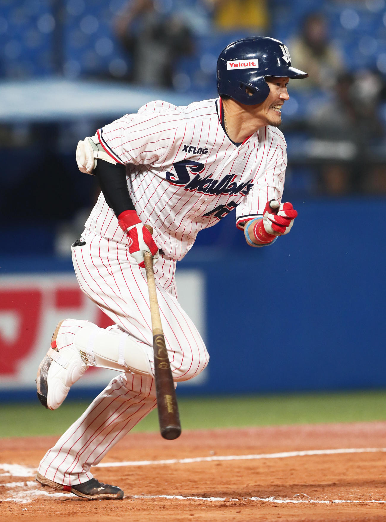 ヤクルト対阪神　7回裏ヤクルト2死一、三塁、坂口智隆は適時内野安打を放つ（撮影・足立雅史）