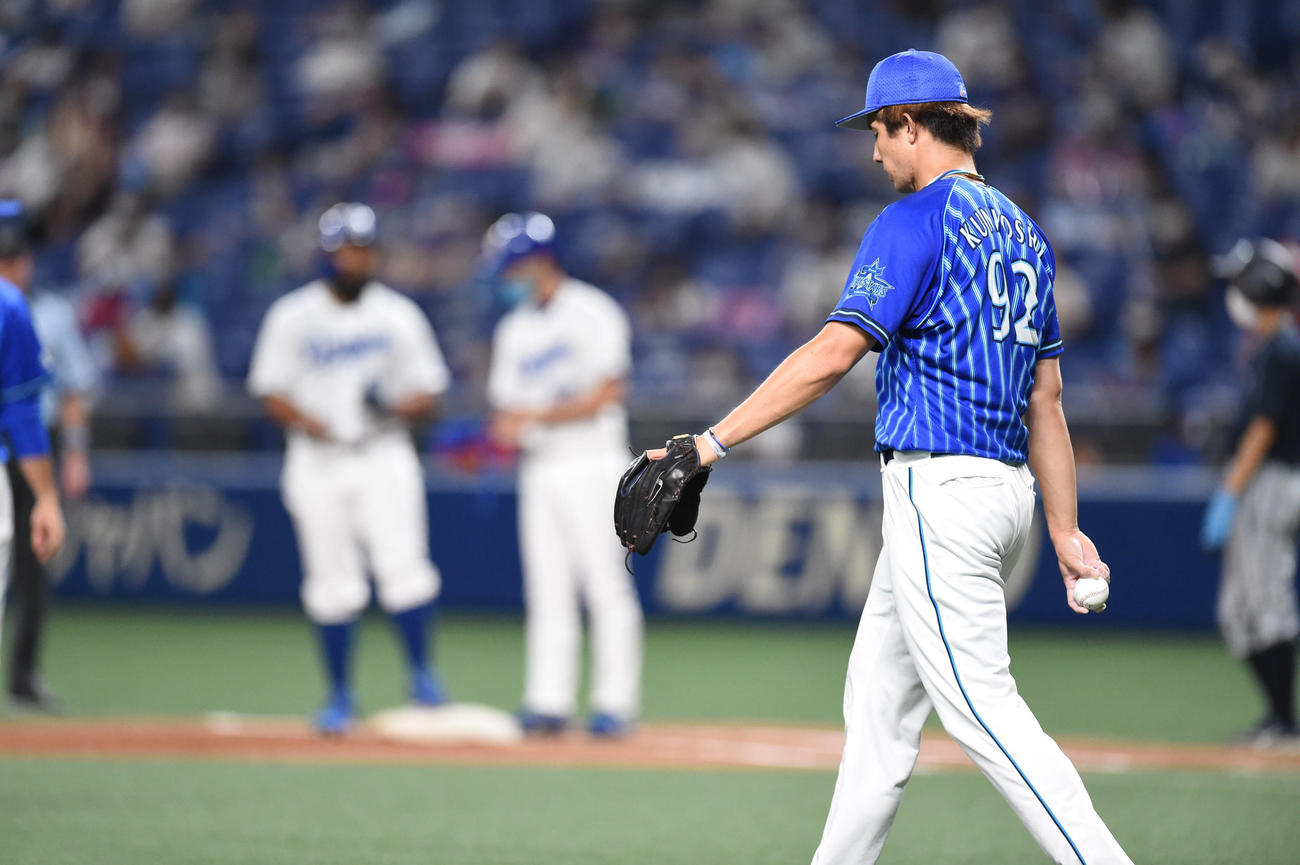 中日対DeNA　3回裏中日2死二塁、ソイロ・アルモンテに中前適時打を打たれた国吉佑樹（撮影・森本幸一）