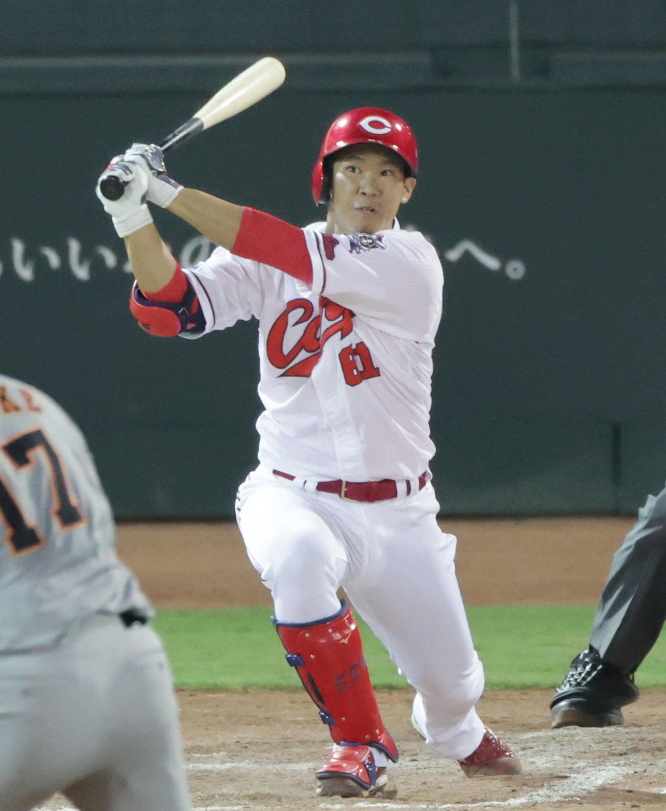 広島対巨人　8回裏広島無死、代打の坂倉は勝ち越し本塁打を放つ（撮影・加藤孝規）