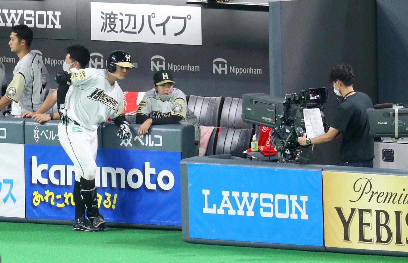 日本ハム対楽天　7回裏日本ハム2死一、三塁、右越え3点本塁打を放ちカメラに向かってポーズをとる清宮（左手前）と武田コーチ（撮影・佐藤翔太）