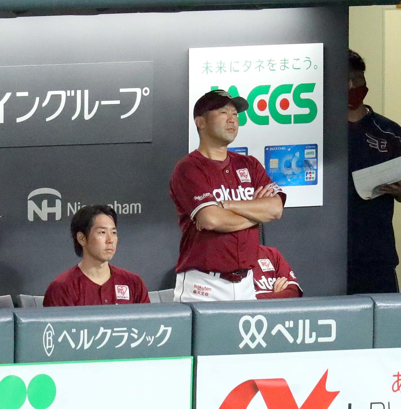日本ハム対楽天　ベンチで険しい表情の楽天三木監督（右）（撮影・佐藤翔太）