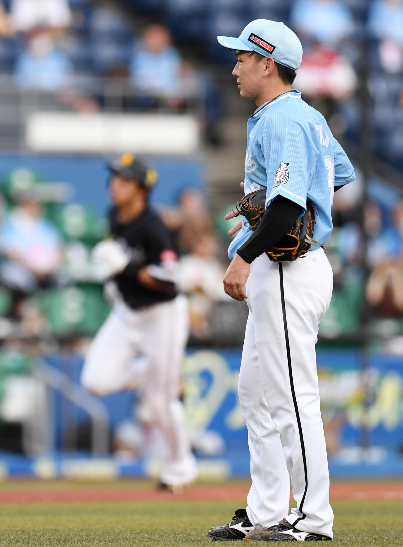 ロッテ対ソフトバンク　3回表ソフトバンク1死一塁、柳田に右越え2点本塁打を浴び肩を落とす中村稔（撮影・横山健太）