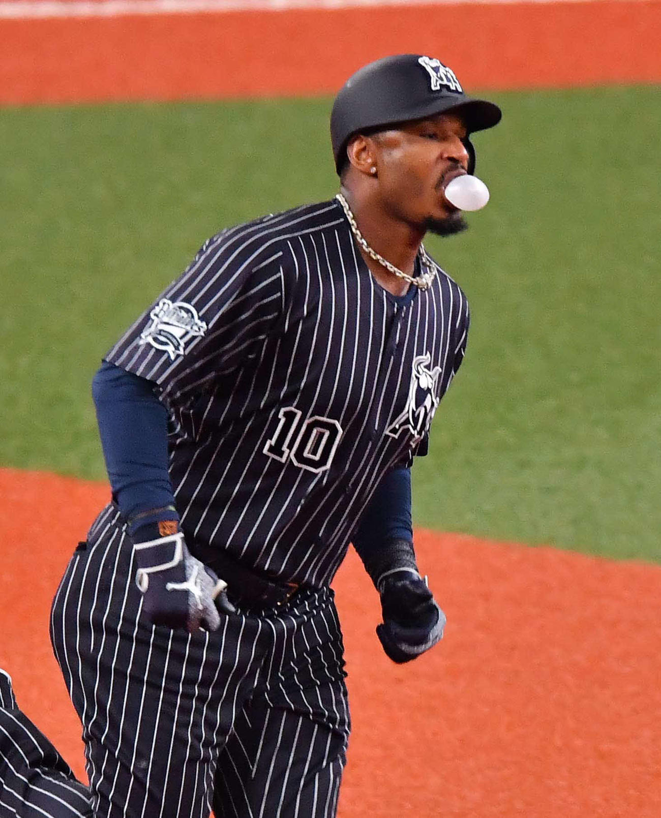 8回裏オリックス1死、左越えに勝ち越しソロ本塁打を放ったアダム・ジョーンズは風船ガムをふくらませながらダイヤモンドを回る（撮影・上田博志）