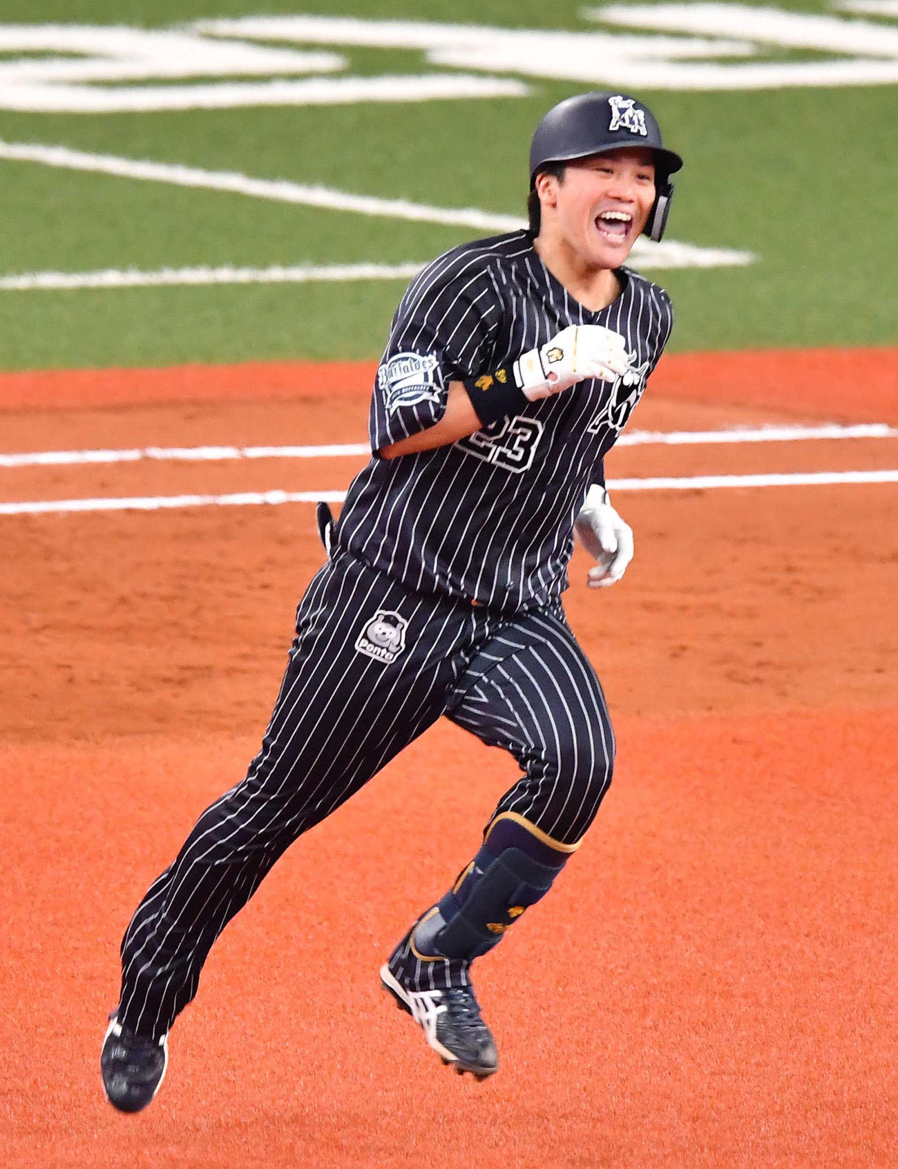 8回裏オリックス2死三塁、左越えに適時二塁打を放つ伏見寅威（撮影・上田博志）