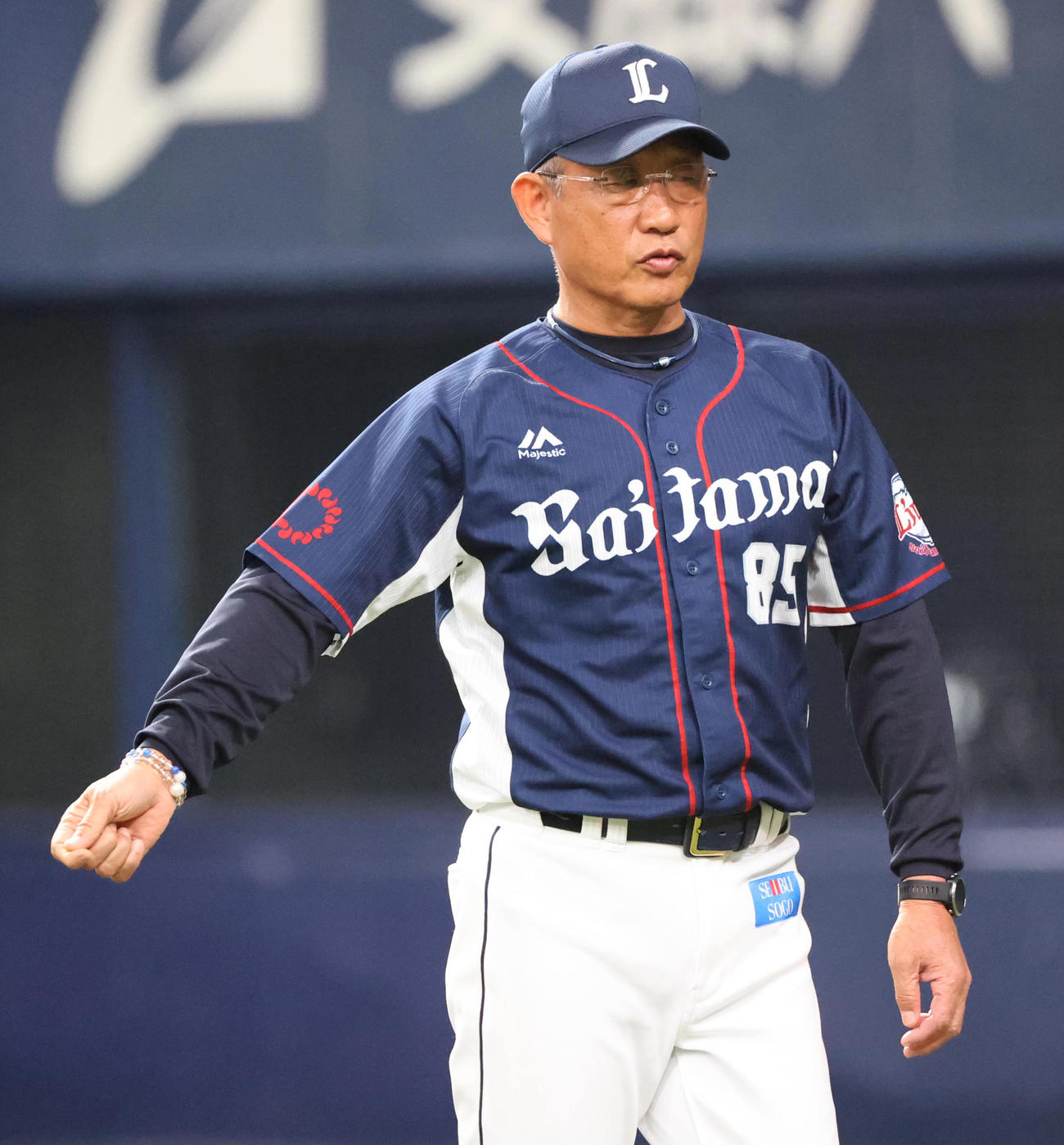 8回裏オリックス、選手交代を告げる辻発彦監督（撮影・清水貴仁）