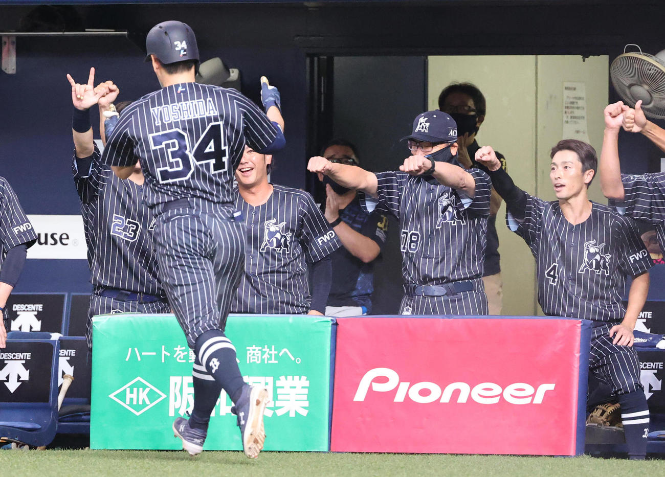 オリックス対西武　1回裏オリックス2死、左中間へ先制本塁打を放ち生還する吉田正尚と中嶋聡監督代行（右から2人目）（撮影・清水貴仁）