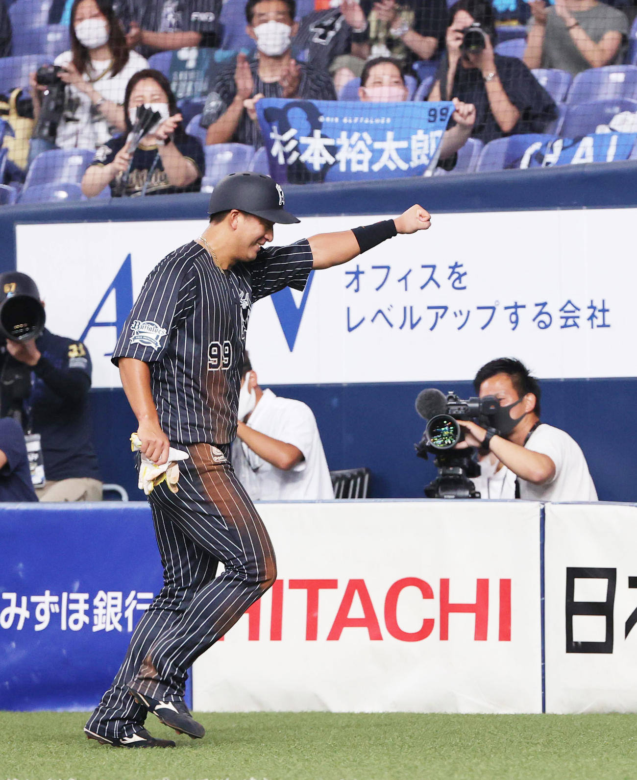 オリックス対西武　6回終わりに同点打を放った杉本裕太郎が笑顔でベンチ戻る（撮影・清水貴仁）