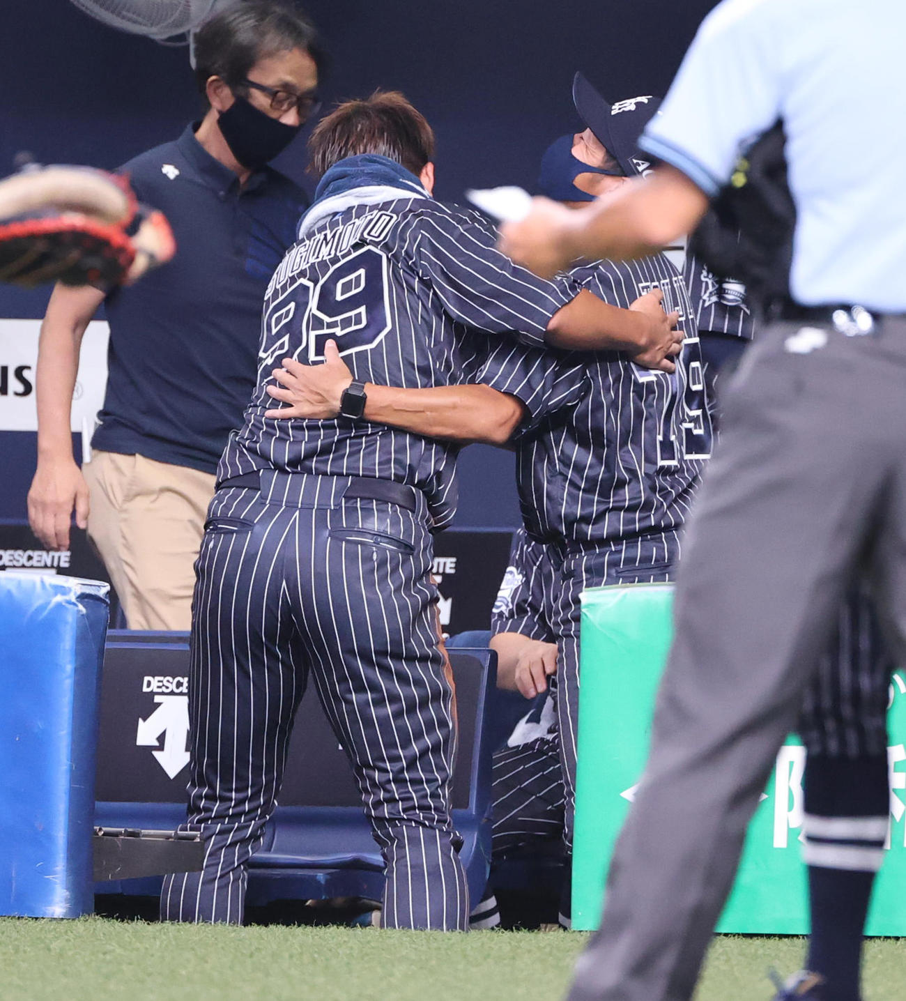 オリックス対西武　6回終わりにベンチで辻竜太郎打撃コーチ（右）と抱き合う杉本裕太郎（撮影・清水貴仁）