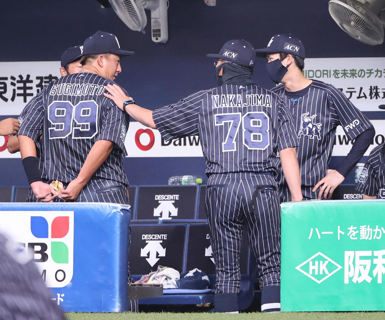 オリックス対西武　6回に同点打を放った杉本裕太郎（左）に声をかける中嶋聡監督代行（撮影・清水貴仁）