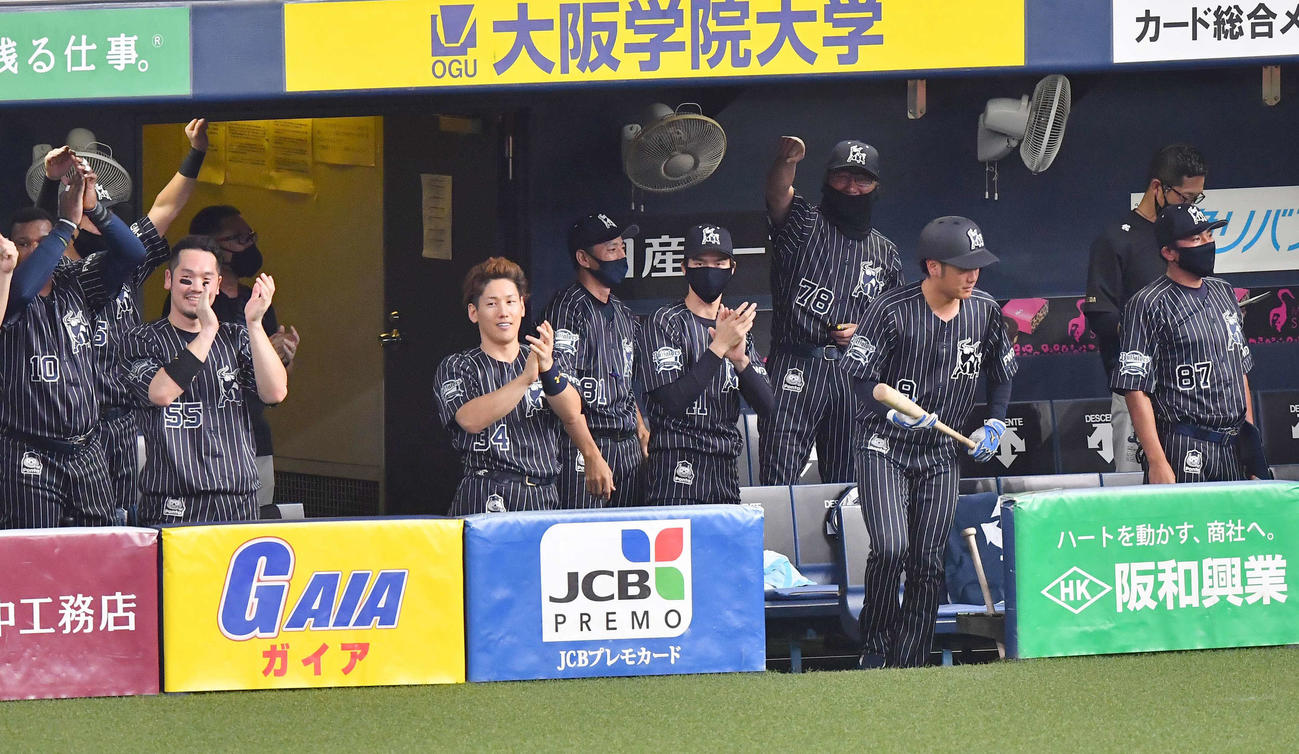 オリックス対西武　6回裏オリックス2死二、三塁、杉本裕太郎の右前2点適時打で同点に追いつき盛り上がるオリックスベンチ（撮影・上田博志）