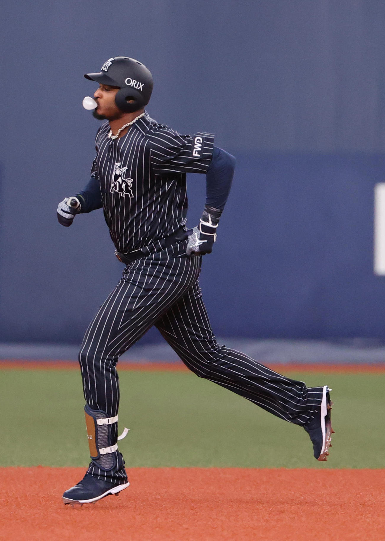 オリックス対西武　8回裏オリックス1死、3試合連続となる左越え勝ち越し本塁打を放つアダム・ジョーンズ（撮影・清水貴仁）