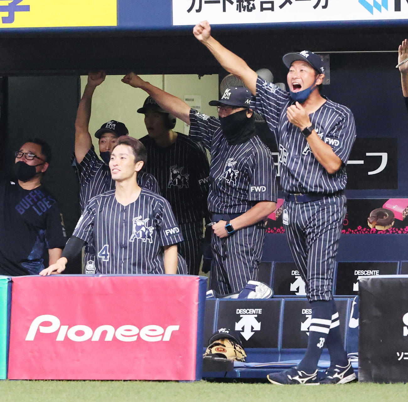 オリックス対西武　8回裏オリックス1死、アダム・ジョーンズの勝ち越し本塁打に歓喜の中嶋聡監督代行（右から2人目）（撮影・清水貴仁）