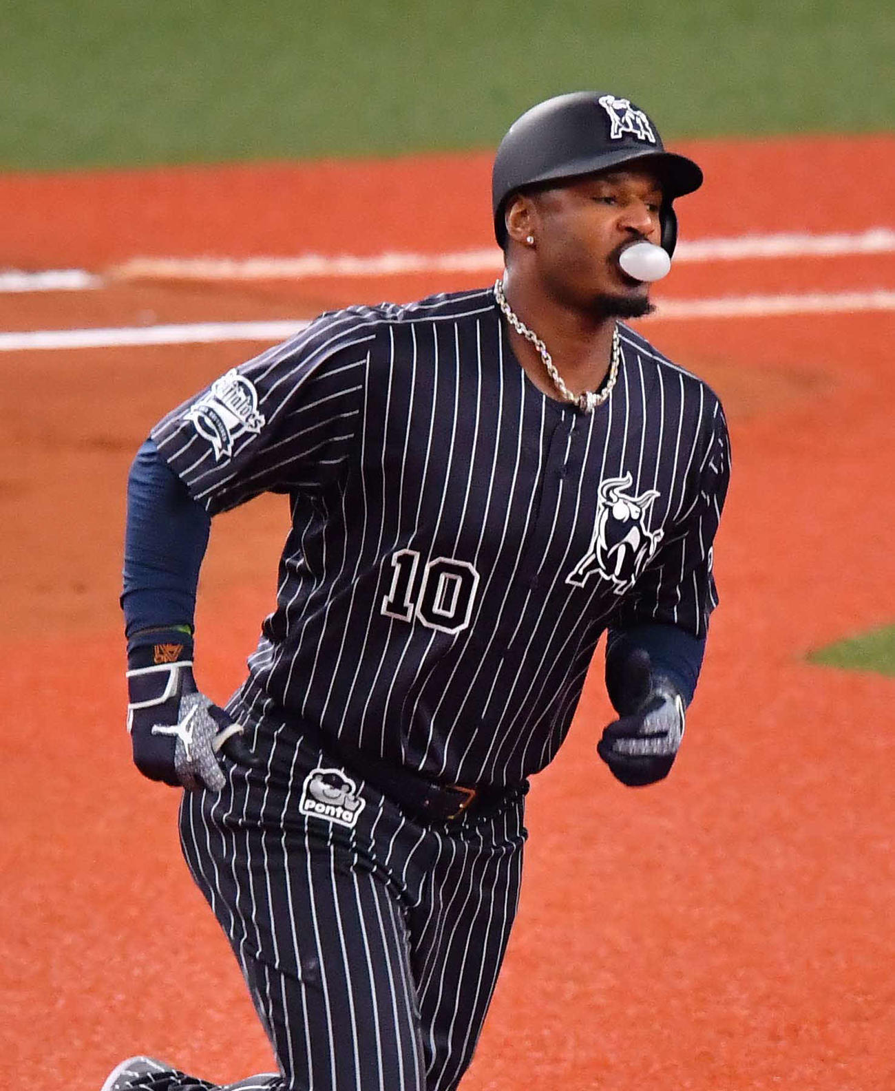 オリックス対西武　8回裏オリックス1死、左越えに勝ち越しソロ本塁打を放ったアダム・ジョーンズは風船ガムをふくらませながらダイヤモンドを回る（撮影・上田博志）