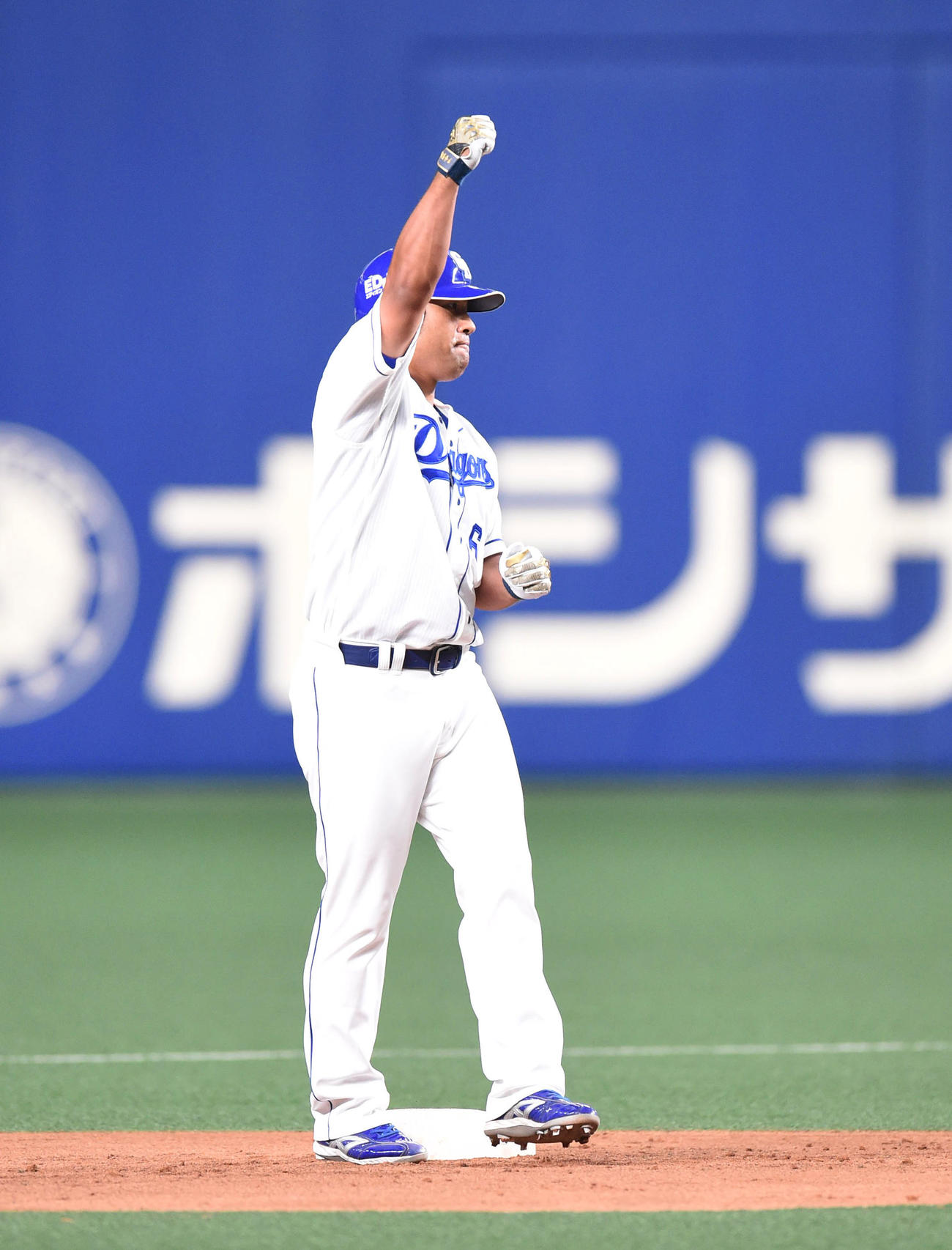 中日対DeNA　5回裏中日1死一、二塁、左中間へ2点適時二塁打を放った平田良介（撮影・森本幸一）
