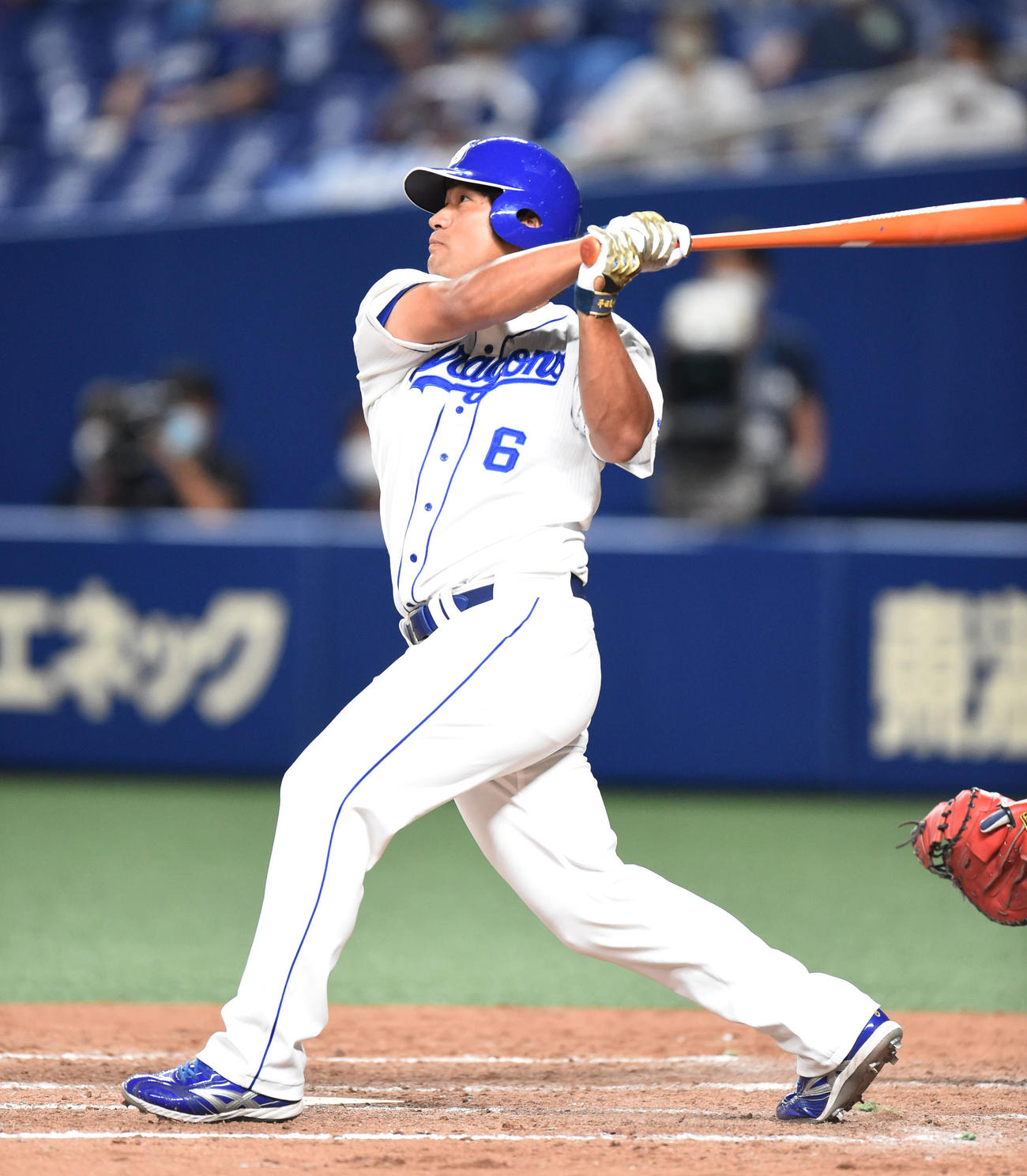 中日対DeNA　5回裏中日1死一、二塁、左中間へ2点適時二塁打を放った平田良介（撮影・森本幸一）