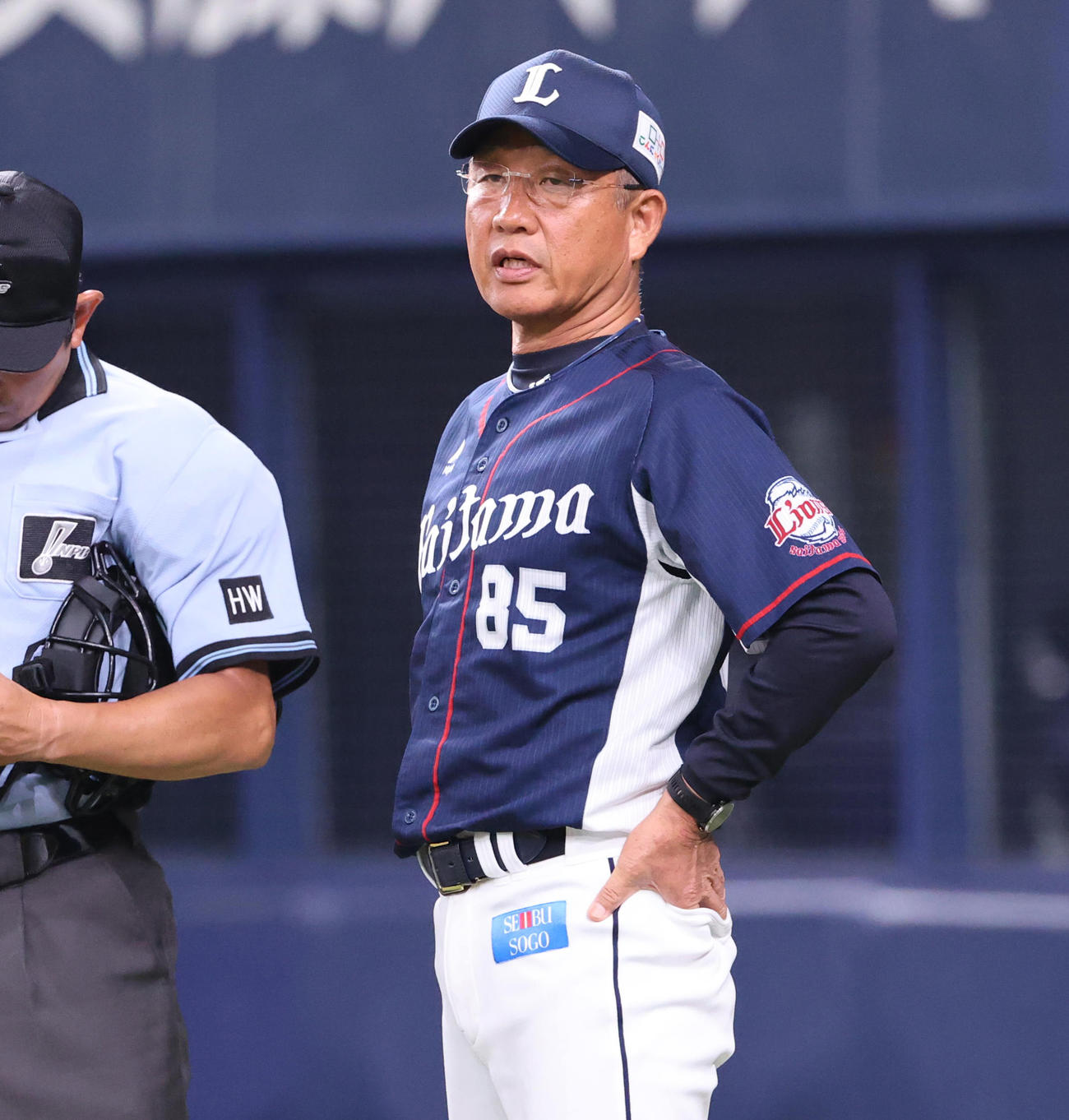 オリックス対西武　6回裏オリックス、選手交代を告げる辻発彦監督（撮影・清水貴仁）