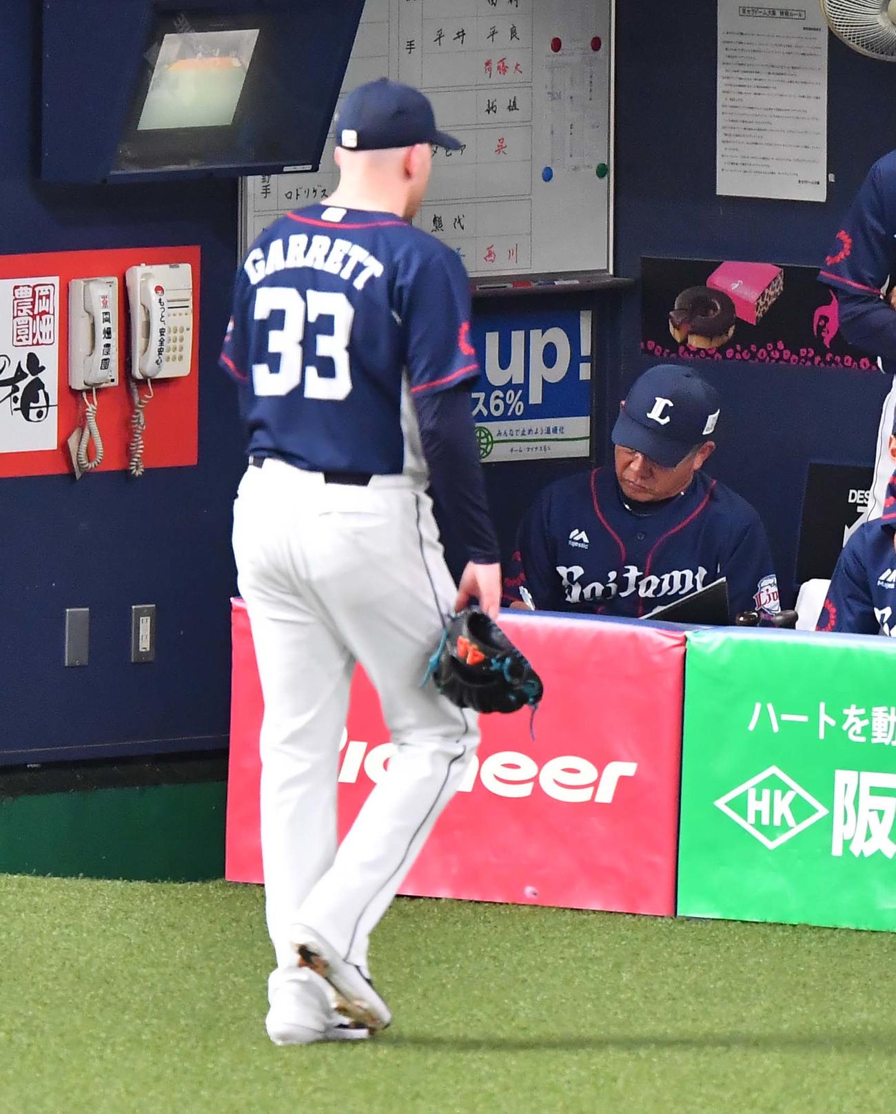 オリックス対西武　8回に勝ち越しを許したギャレットに視線を落とす辻発彦監督（撮影・上田博志）