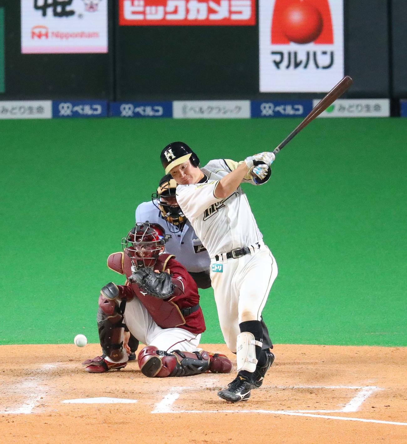 日本ハム対楽天　6回裏日本ハム2死二、三塁、渡辺は先制となる適時内野安打を放つ（撮影・佐藤翔太）