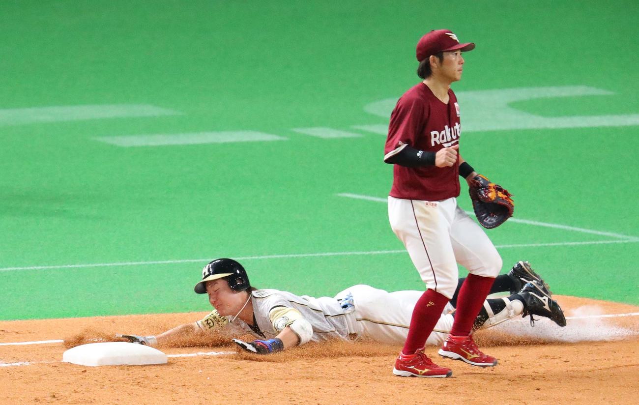 日本ハム対楽天　6回裏日本ハム2死二、三塁、渡辺は先制となる適時内野安打を放ち一塁に頭から滑り込む（撮影・佐藤翔太）