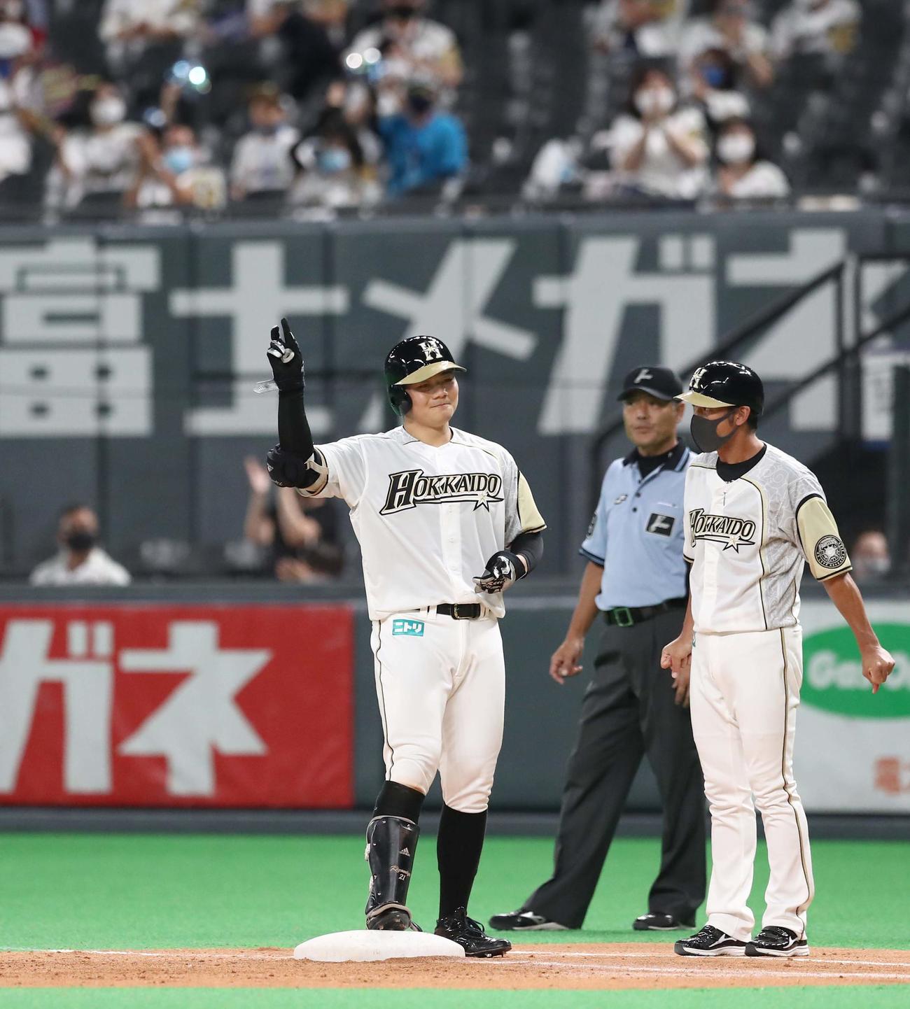 日本ハム対楽天　6回裏日本ハム2死一、三塁、右前適時打を放ち笑顔の清宮（撮影・黒川智章）