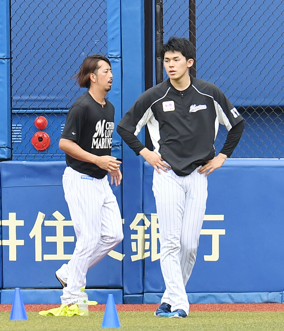 ロッテ対ソフトバンク　トレーニングをするロッテ大嶺（左）と佐々木朗（撮影・横山健太）
