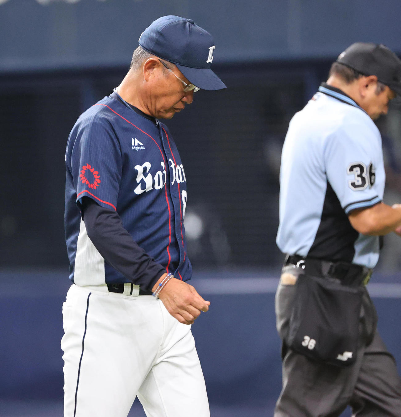 オリックス対西武　8回裏オリックス2死二塁、乱調のギャレットの降板を告げる辻監督（撮影・清水貴仁）