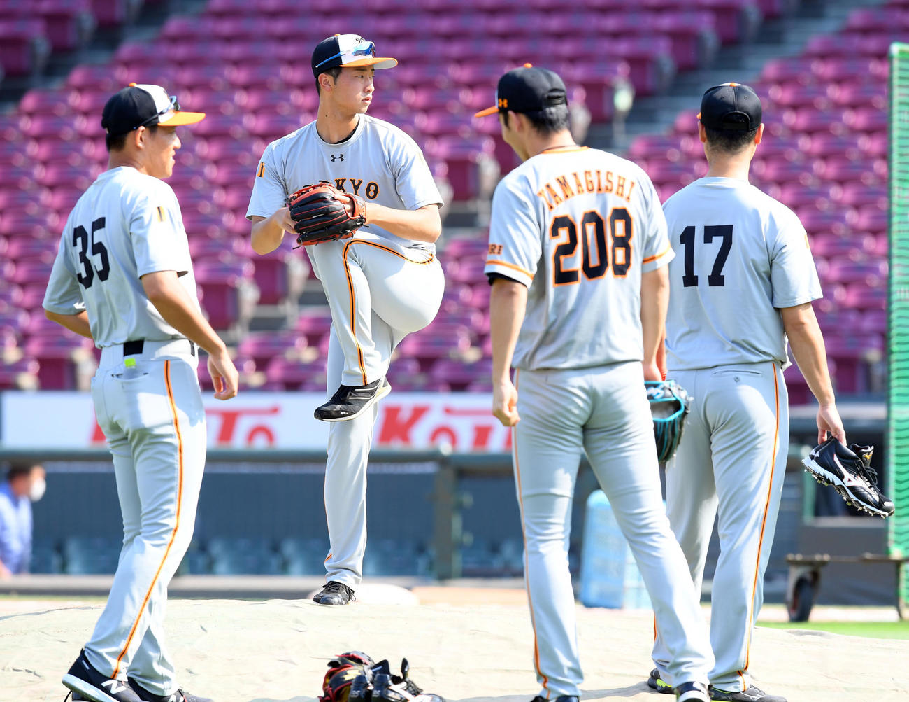 広島対巨人　試合前、マウンドで構える巨人直江（撮影・たえ見朱実）