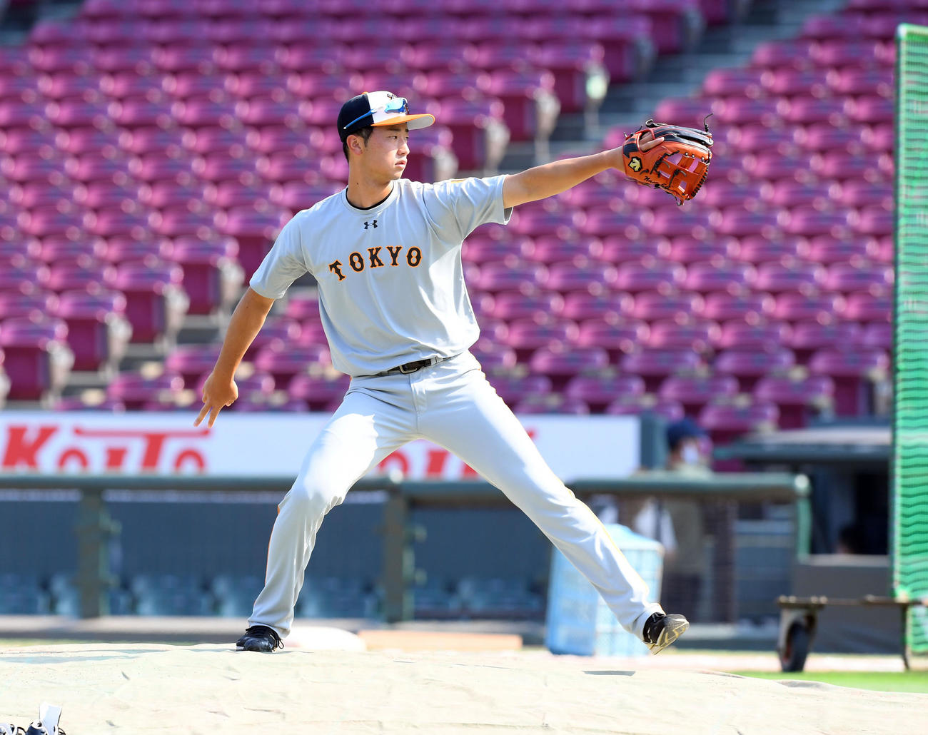 広島対巨人　試合前、マウンドで構える巨人直江（撮影・たえ見朱実）