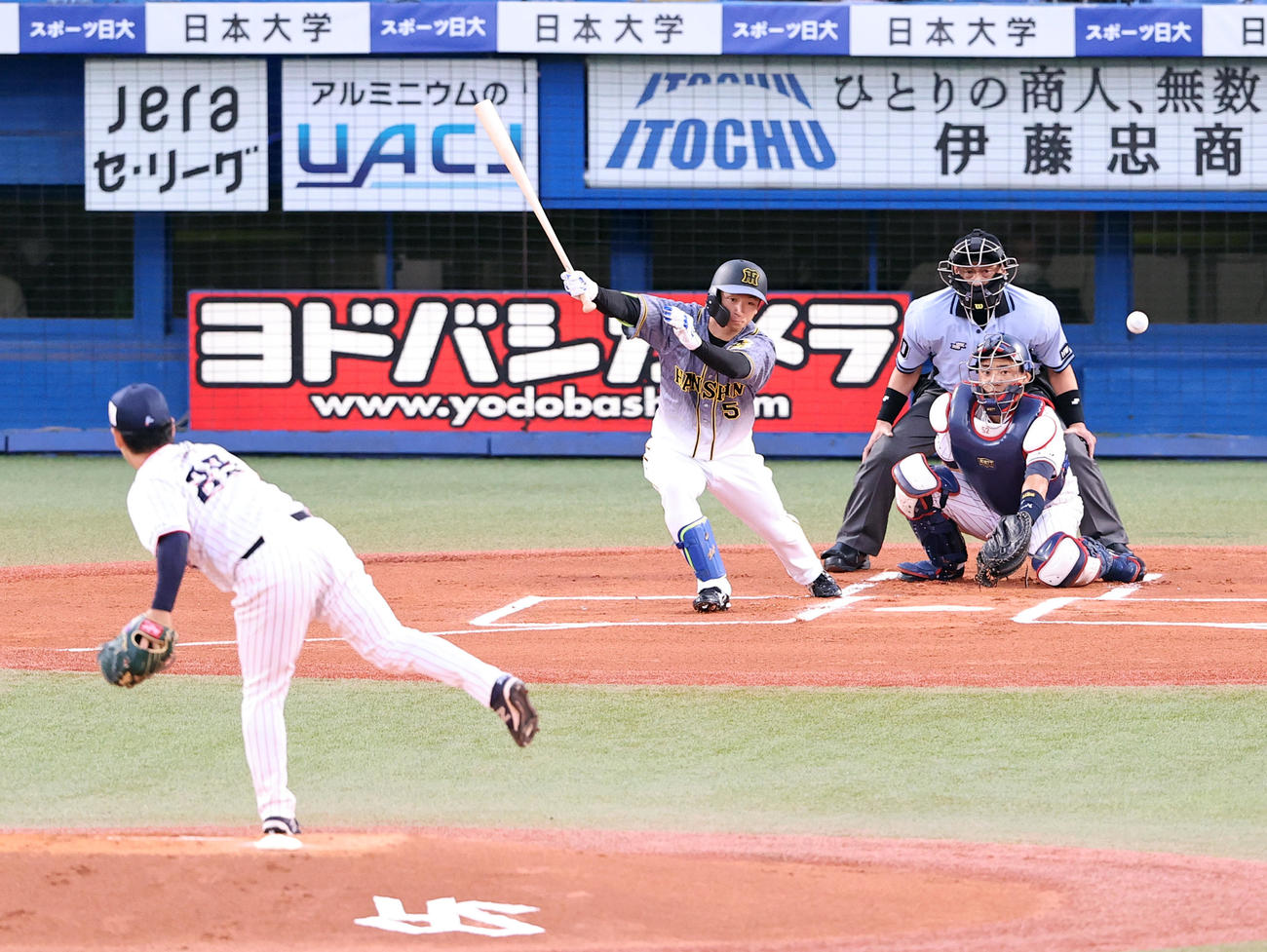 ヤクルト対阪神　1回表阪神無死、近本は遊内野安打を放つ。投手小川（撮影・浅見桂子）