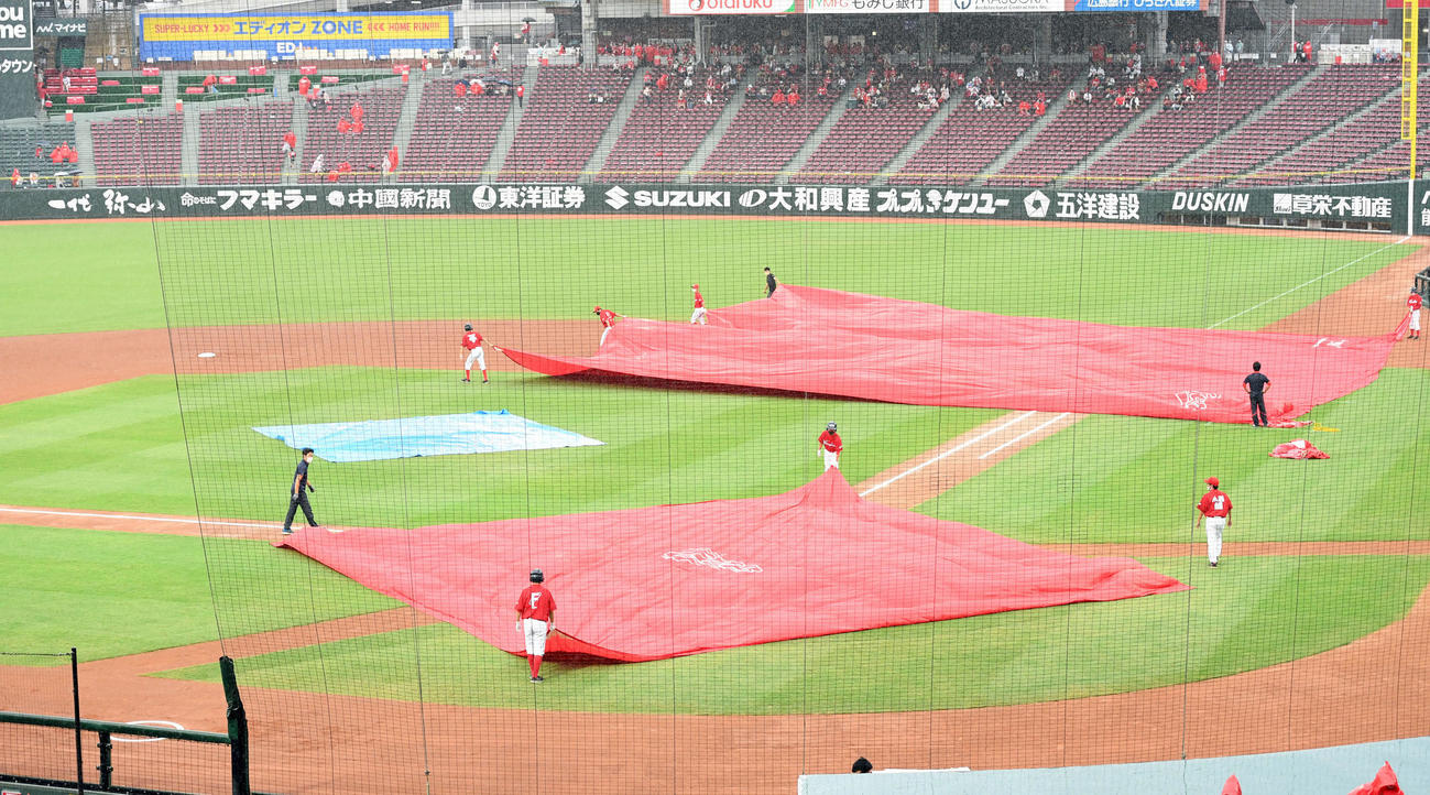 広島対巨人　試合開始直後、雷雨のため一時中断（撮影・たえ見朱実）