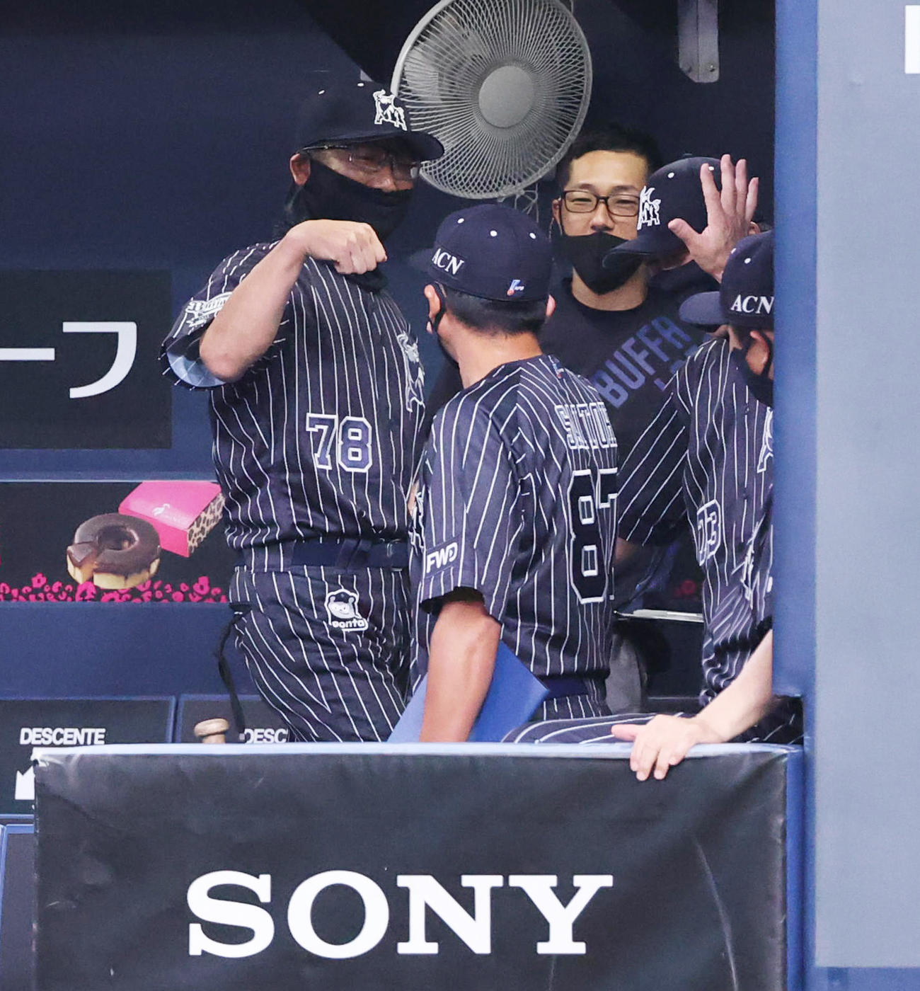 オリックス対西武　3連勝を飾りベンチ内でタッチを交わす中嶋監督代行（左）（撮影・清水貴仁）