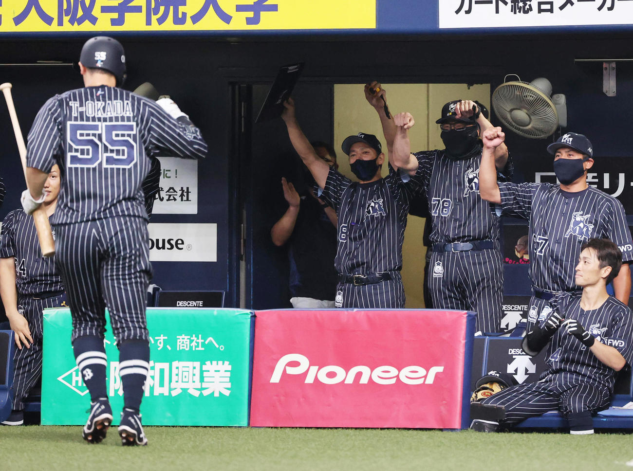 オリックス対西武　8回裏オリックス2死三塁、伏見の左越え適時二塁打で生還したT－岡田（左）と両手を突き出す中嶋監督代行（撮影・清水貴仁）