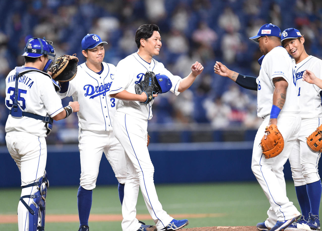 中日対DeNA　ナインとタッチを交わす完封勝利の大野雄（中央）（撮影・森本幸一）
