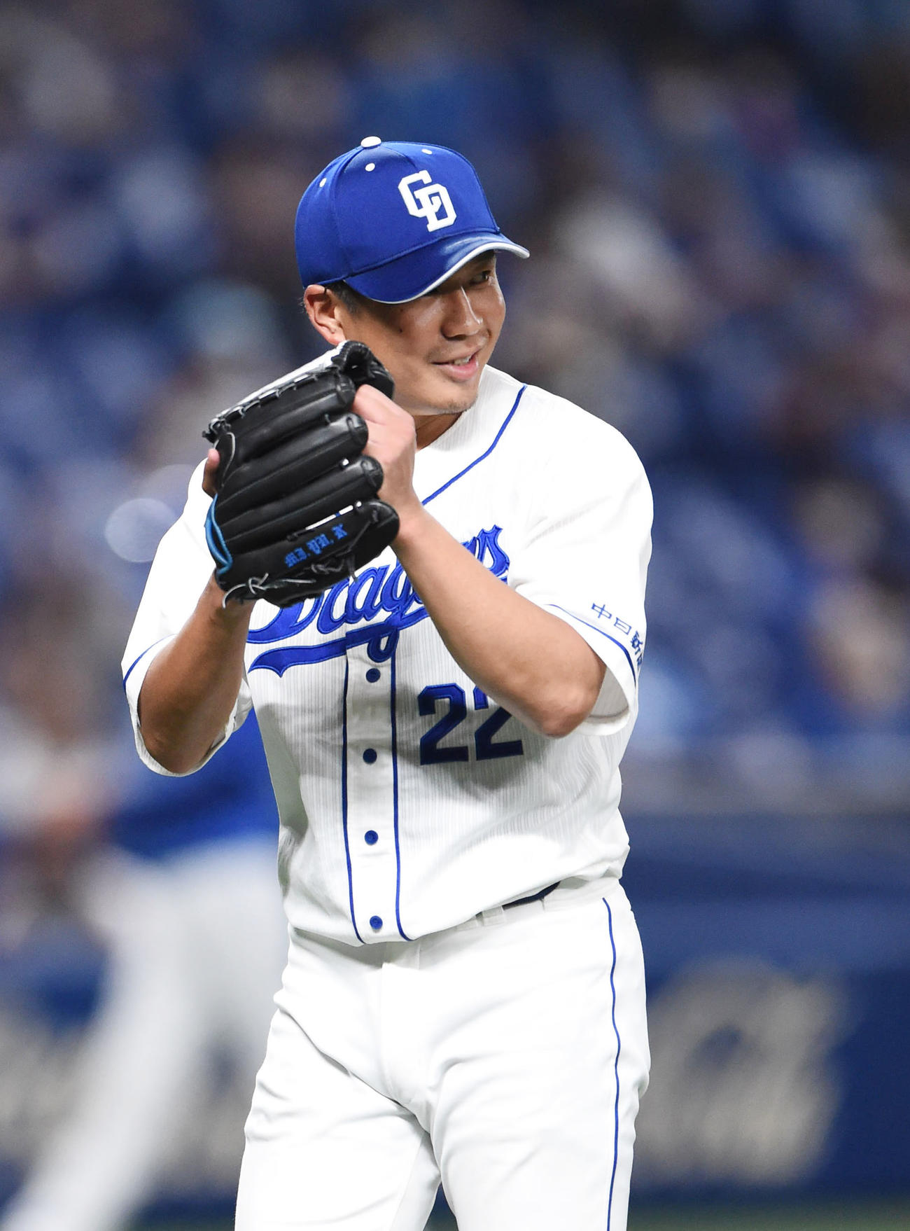 中日対DeNA　6回表DeNA攻撃終了、笑顔でグラブを叩く大野雄（撮影・森本幸一）