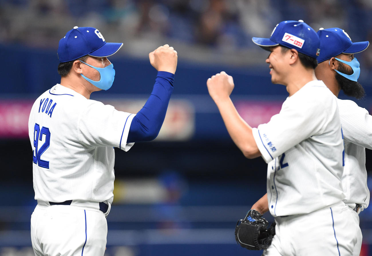 中日対DeNA　試合終了、大野雄を迎える与田監督（左）（撮影・森本幸一）