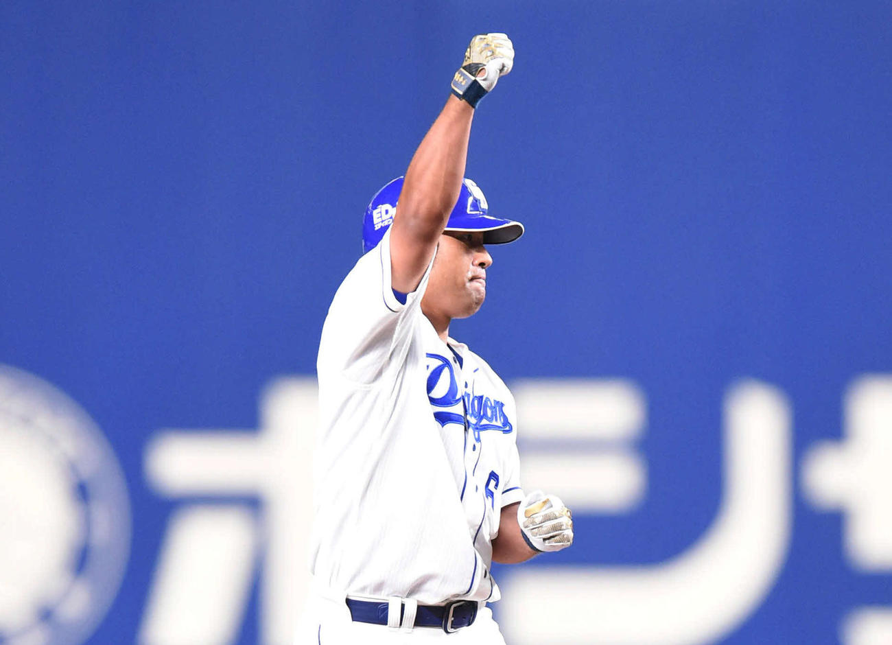 中日対DeNA　5回裏中日1死一、二塁、平田は左中間へ2点適時二塁打を放ちガッツポーズ（撮影・森本幸一）