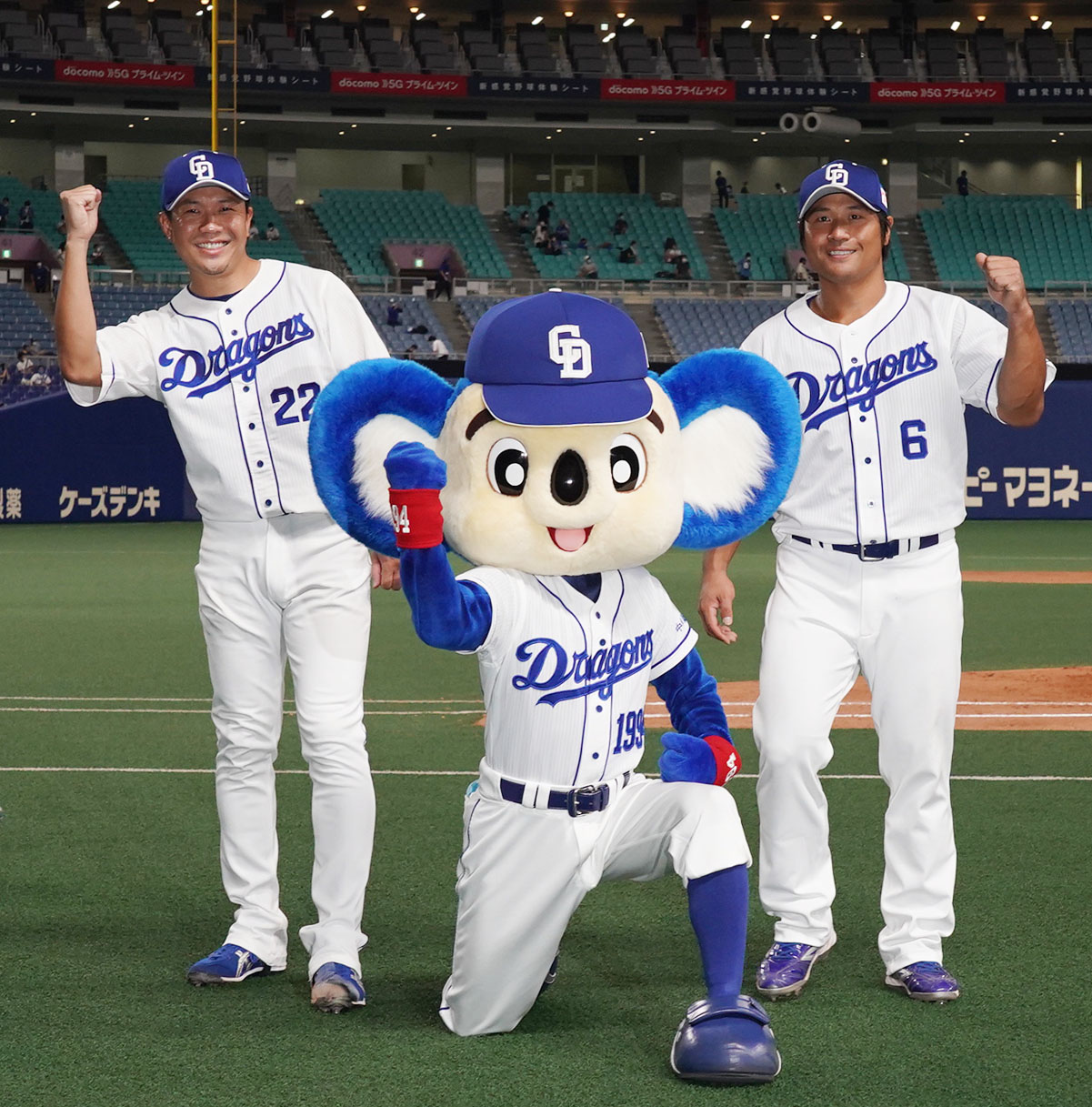 中日対DeNA　ドアラ（中央）とポーズを決めるヒーローの大野雄（左）と平田（撮影・森本幸一）