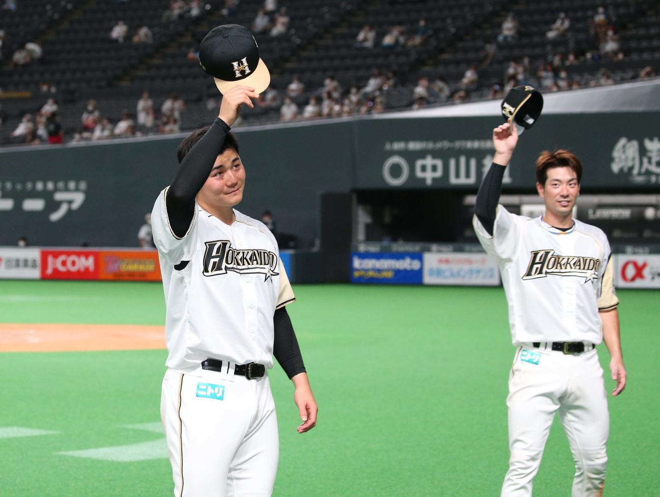 日本ハム対楽天　試合後、スタンドに手を振る清宮（左）と松本（撮影・黒川智章）