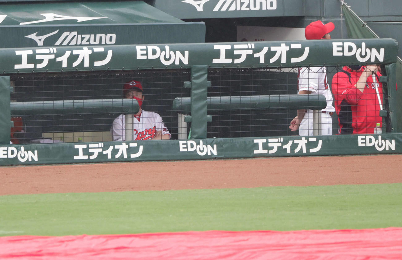 広島対巨人　降雨のため試合が中断（撮影・加藤孝規）