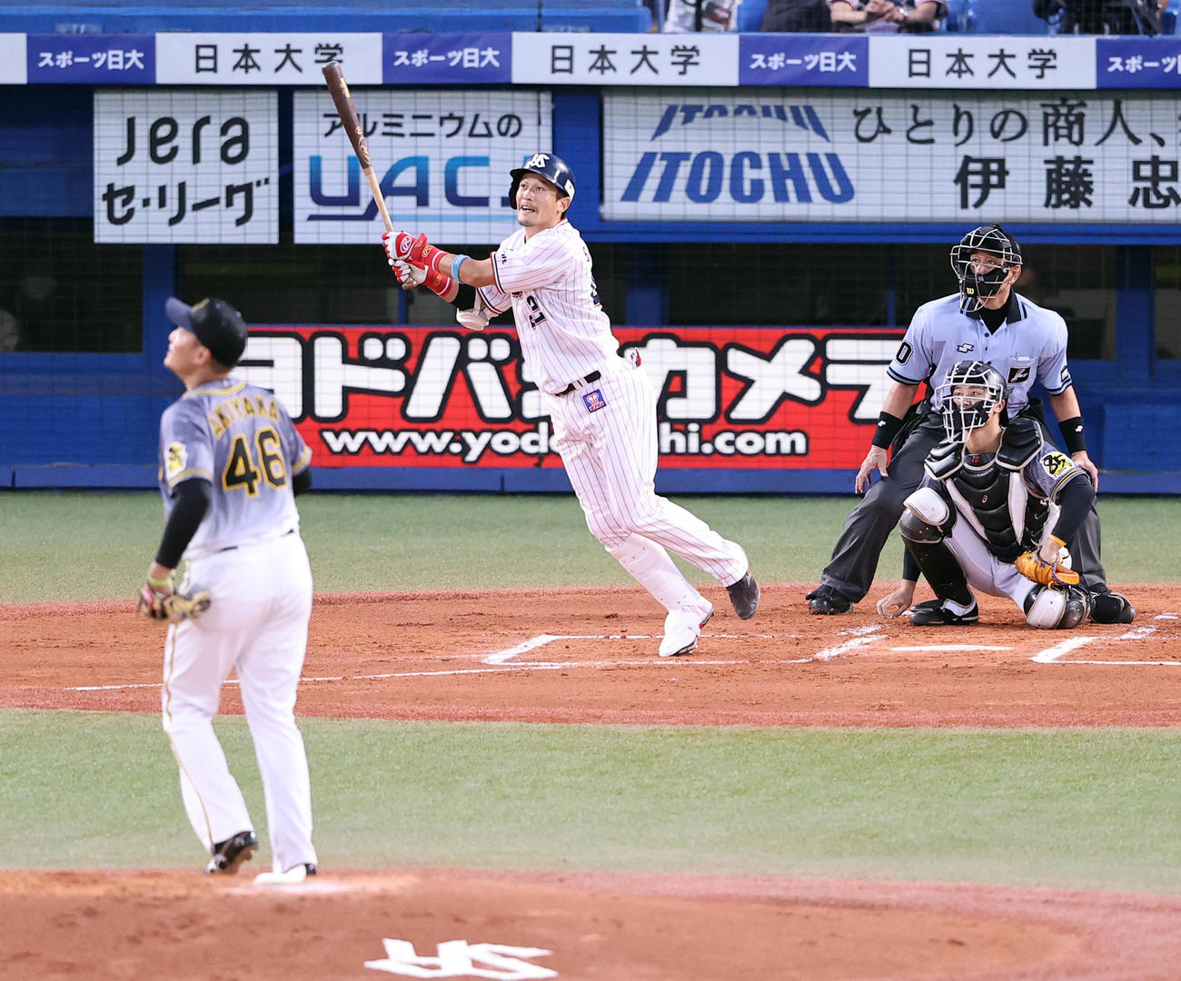ヤクルト対阪神　1回裏ヤクルト無死、坂口は右翼ソロ本塁打を放つ。投手秋山（撮影・浅見桂子）