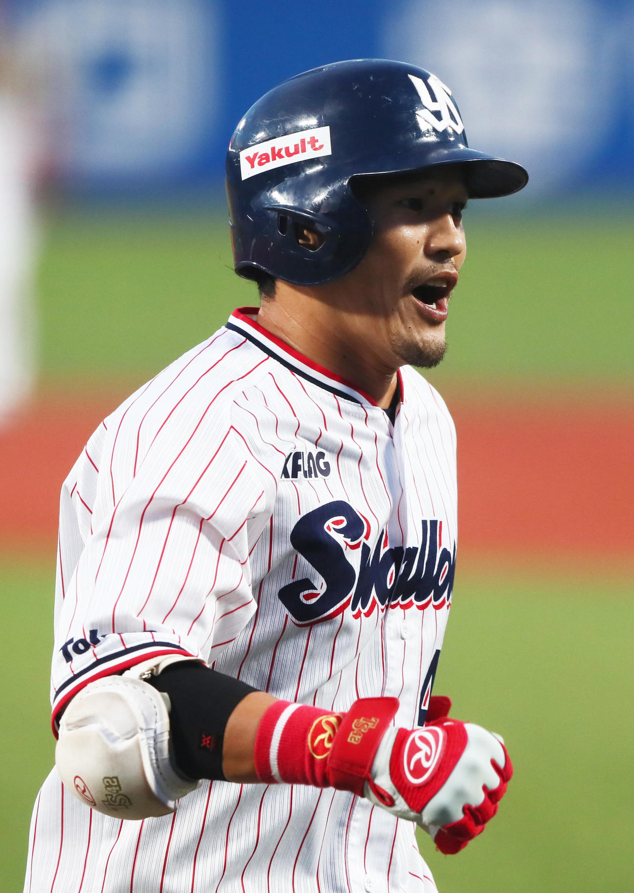 ヤクルト対阪神　1回裏ヤクルト無死、先頭打者本塁打を放ち生還する坂口（撮影・足立雅史）