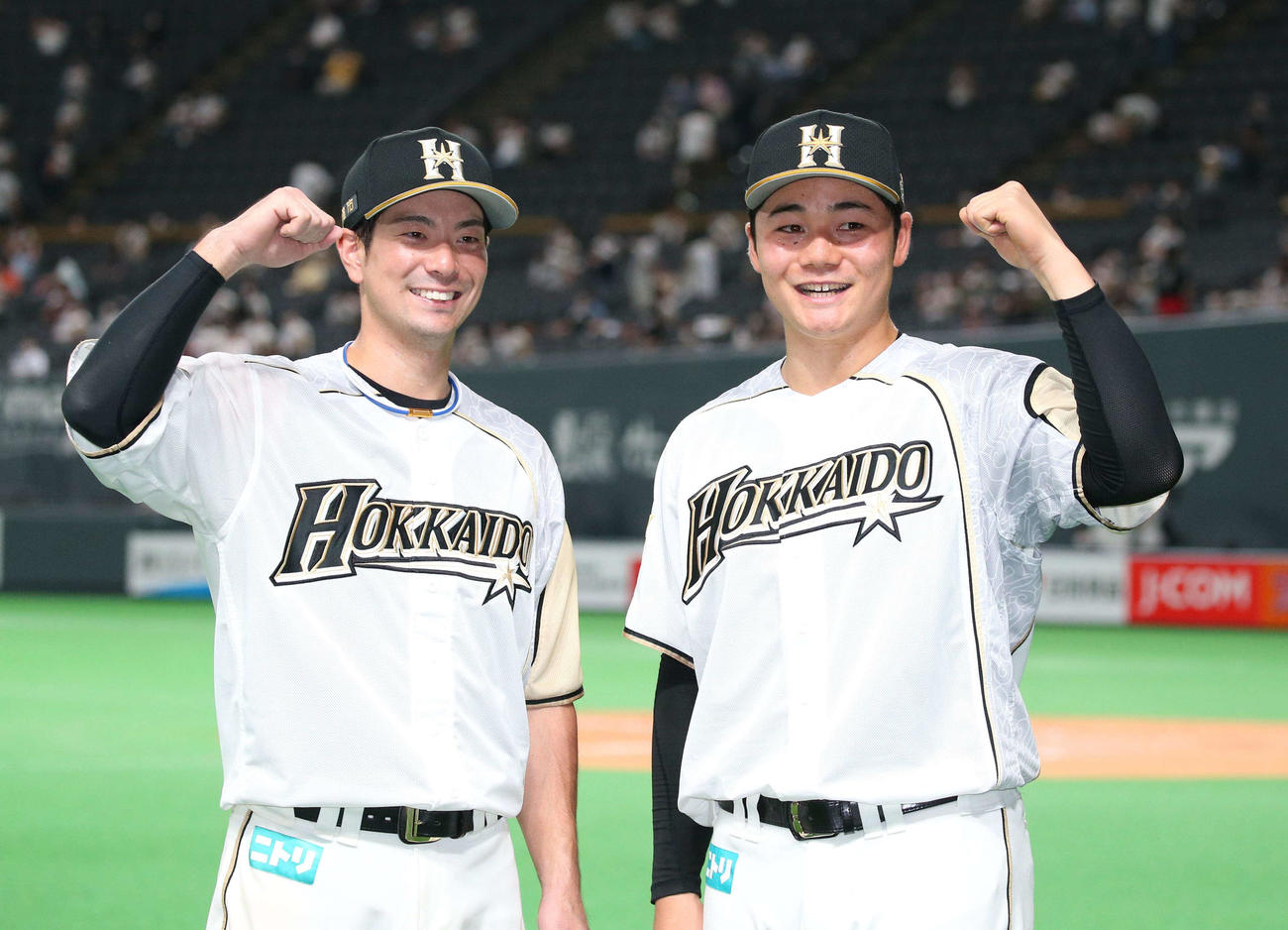 日本ハム対楽天　試合後、ガッツポーズの松本（左）と清宮（撮影・黒川智章）