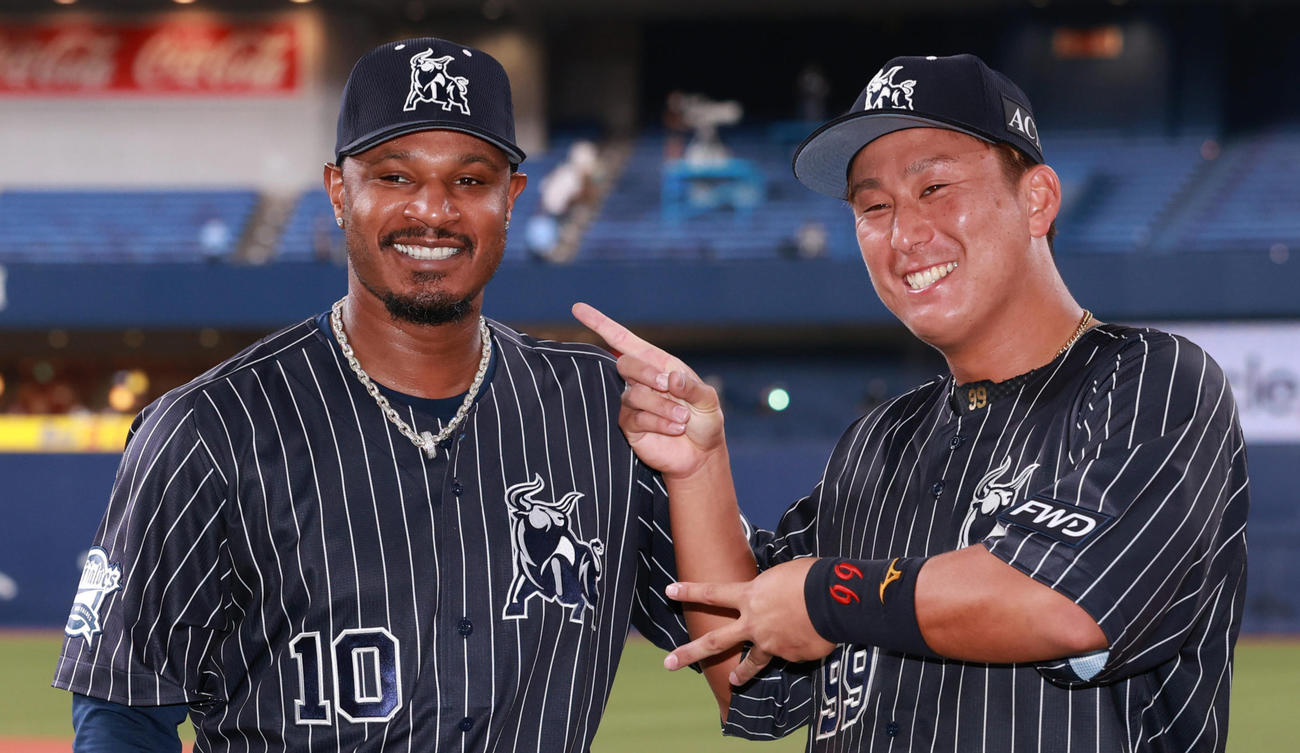 オリックス対西武　笑顔をみせる同点打のオリックス杉本（右）と3戦連発の決勝本塁打を放ったジョーンズ（撮影・清水貴仁）