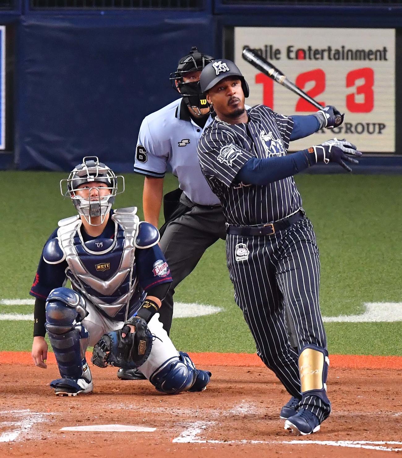 オリックス対西武　8回裏オリックス1死、左越えに勝ち越しソロ本塁打を放つアダム・ジョーンズ（撮影・上田博志）