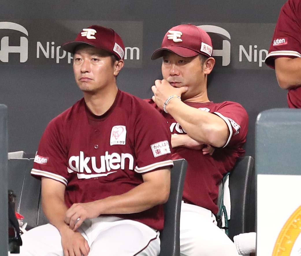 日本ハム対楽天　ベンチで渋い表情の三木監督（右）（撮影・黒川智章）