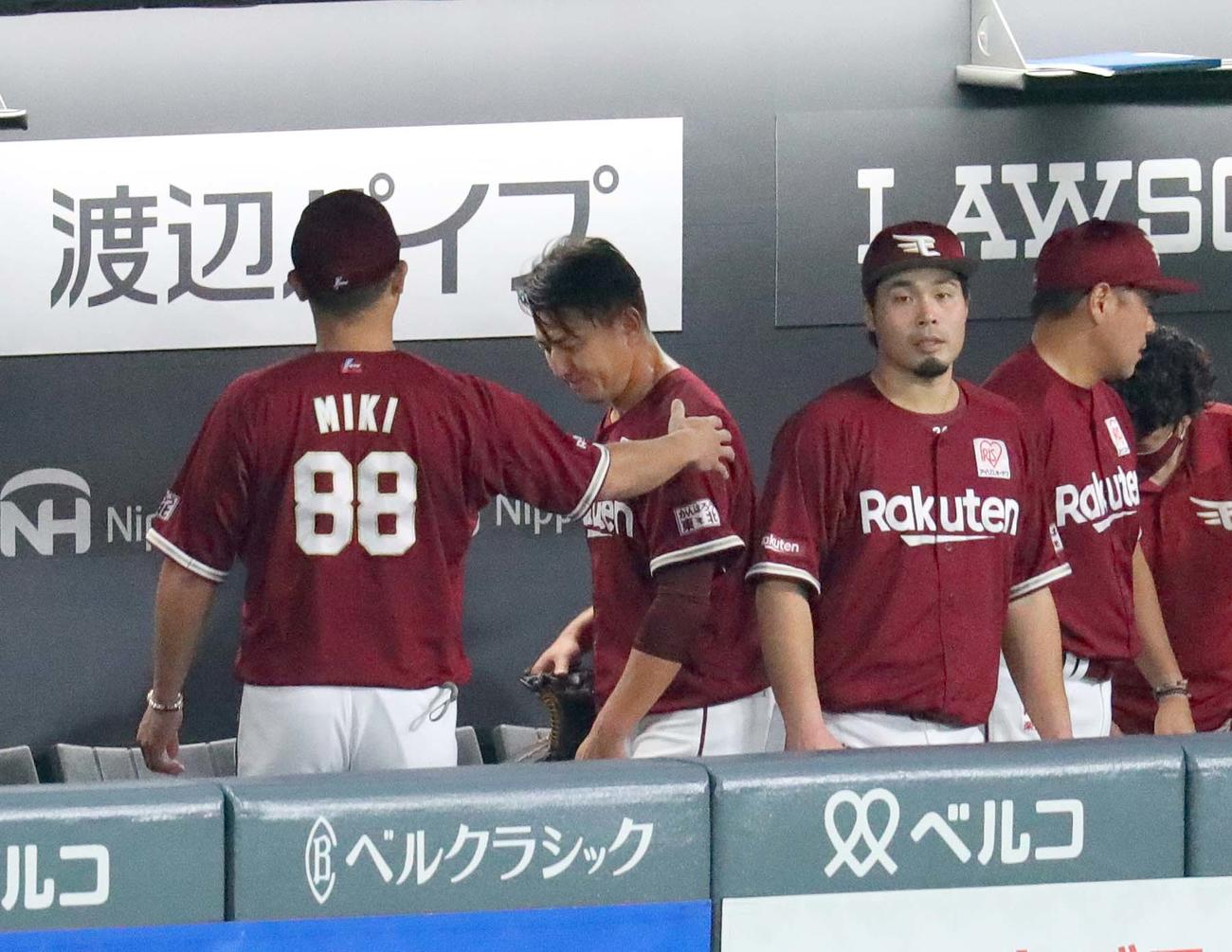 日本ハム対楽天　6回途中で降板しベンチで楽天三木監督（左手前）に声をかけられる福井（撮影・佐藤翔太）
