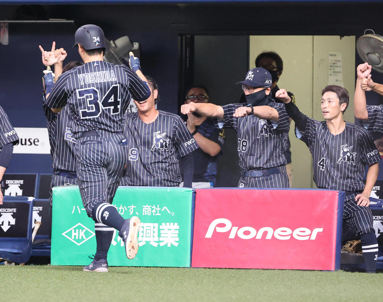オリックス対西武　1回裏オリックス2死、左中間へ先制本塁打を放ち生還する吉田正尚と中嶋聡監督代行（右から2人目）（撮影・清水貴仁）