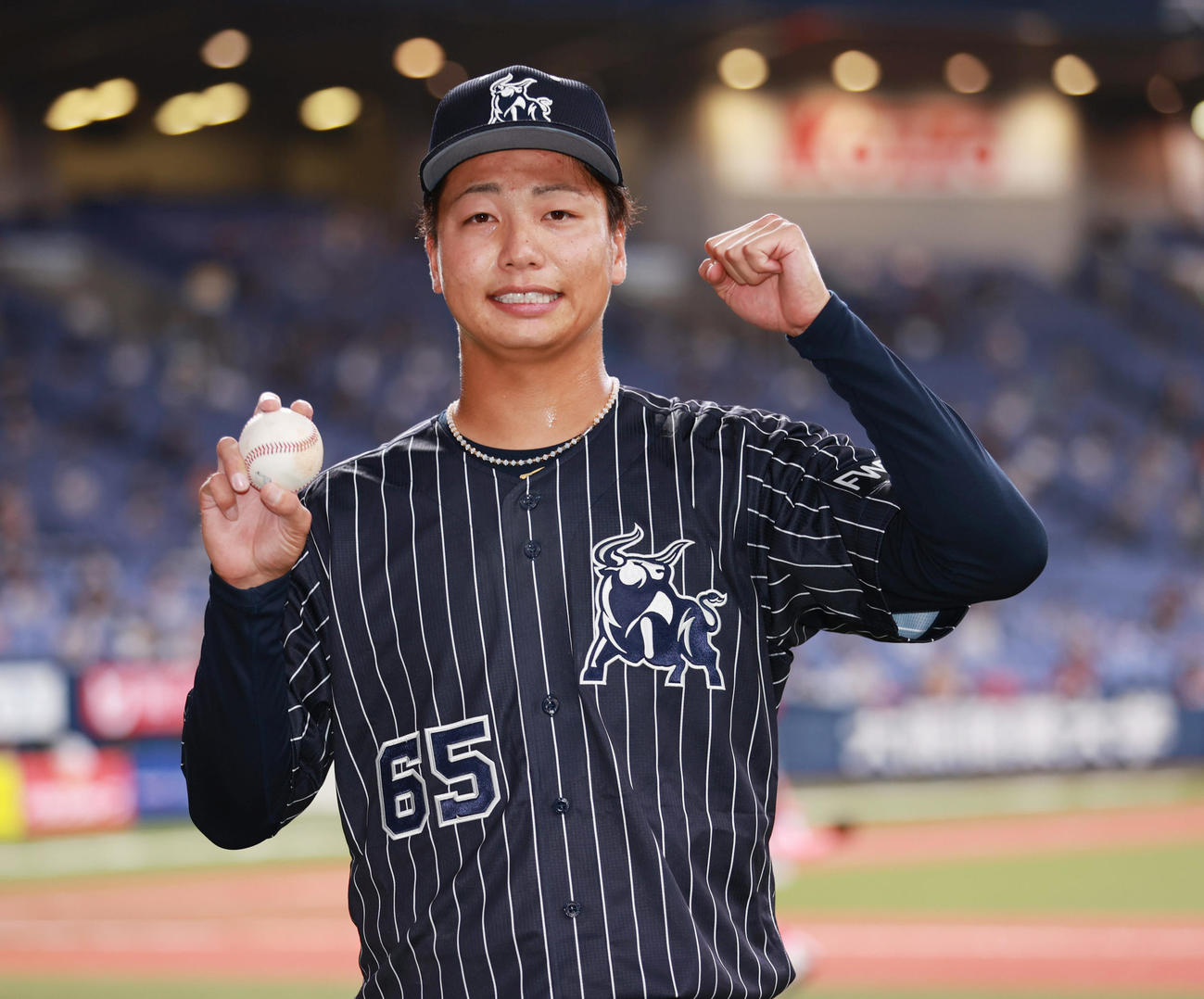 オリックス対西武　9回、プロ初登板で初セーブを記録し記念のボール手にする漆原（撮影・清水貴仁）