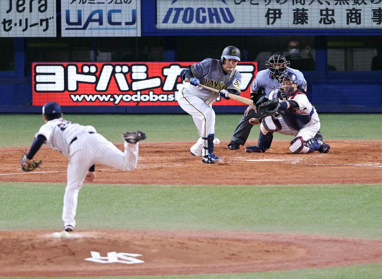 ヤクルト対阪神　5回表阪神無死一、三塁、秋山はスクイズを決める。投手小川（撮影・浅見桂子）