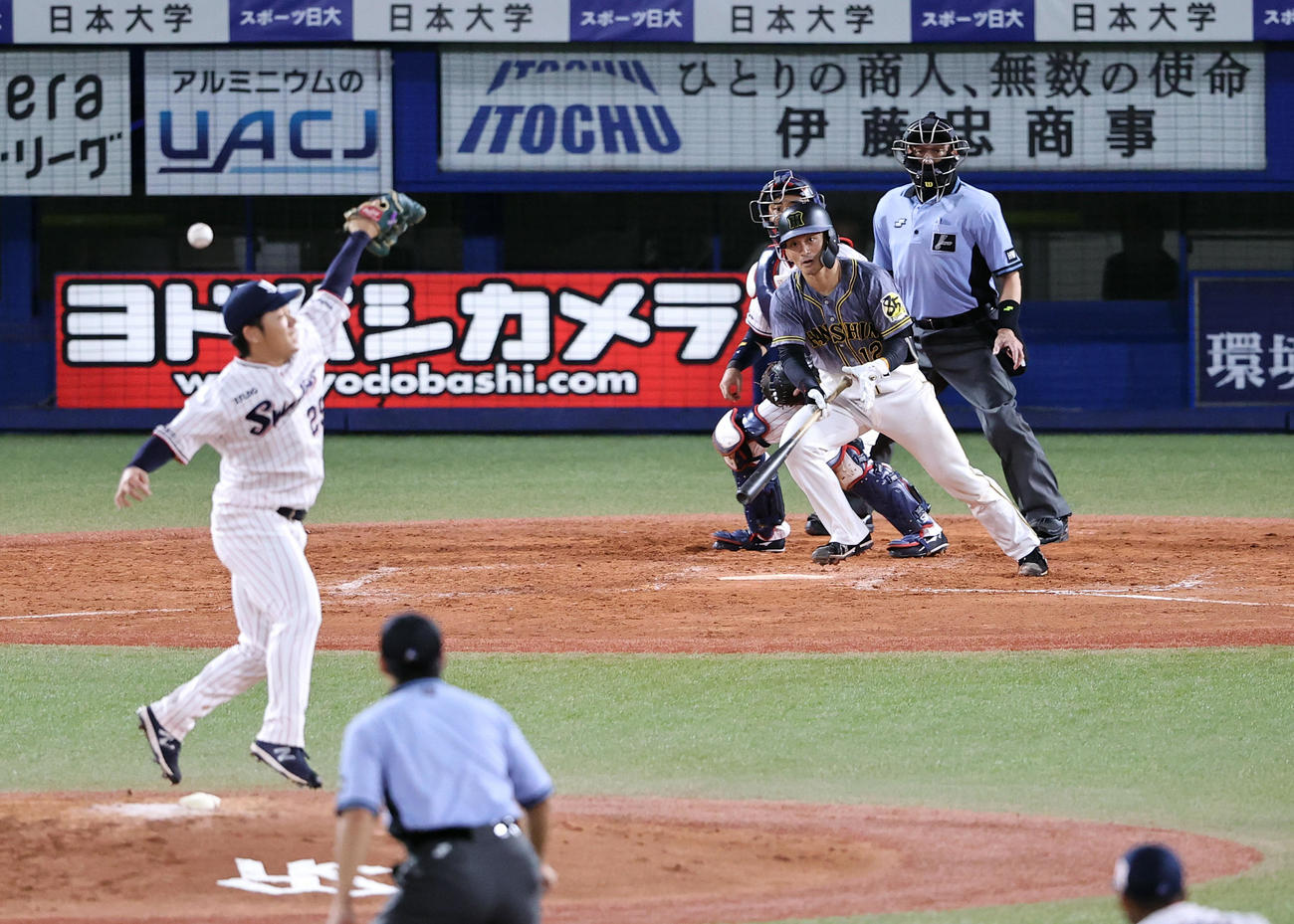 ヤクルト対阪神　5回表阪神無死一塁、坂本誠は中前打を放つ。投手小川（撮影・浅見桂子）